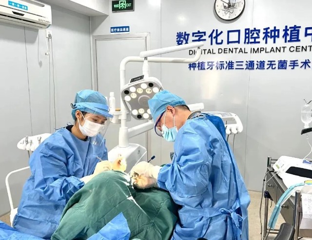 维港口腔以广东省口腔医院种植科标准规范建立种植牙专家团队优势