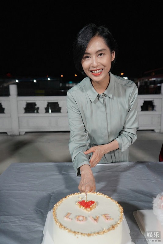 朱茵近日迎来49岁生日,因在内地拍摄电影无奈与老公黄贯中和爱女黄莺