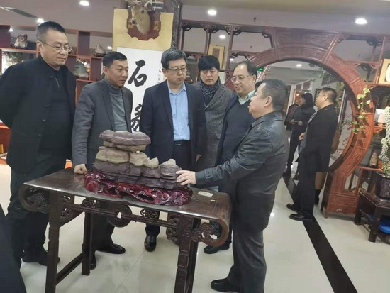 张明哲,白山市林源春生态科技股份有限公司总经理徐建友进行了采访