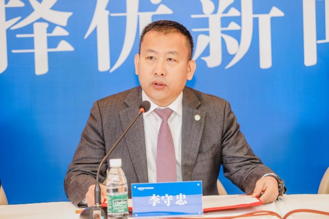 (平安人寿四川分公司党委书记,总经理李守忠正在介绍相关情况)依然