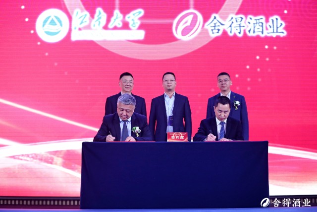 喝了青啤金徽酒后郭广昌首次回应为何45亿干了舍得酒还放言要让经销商