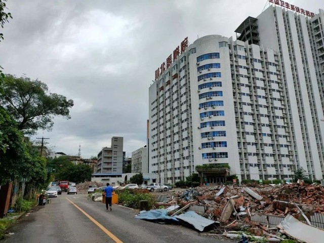 关注南充川北医学院附属医院文化路院区门诊开始拆除