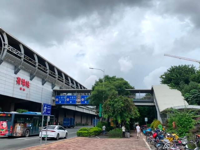 交通方面,项目紧挨着地铁3号线荷坳站d出口.