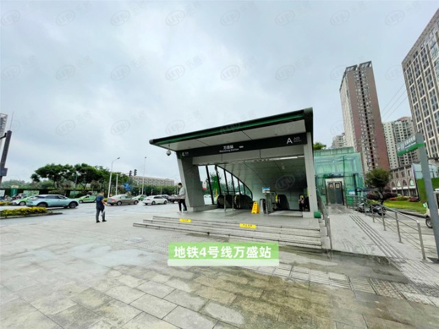 在万盛tod旭辉中心项目门口就有多个公交站点,如地铁万盛公交站,w13路