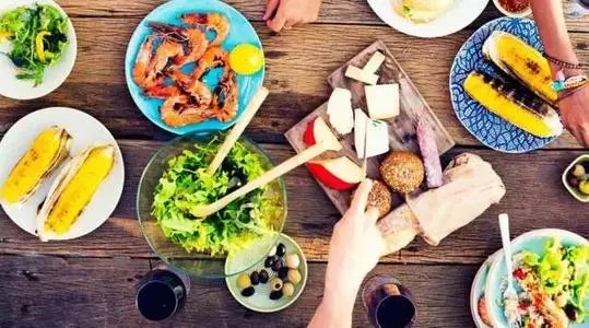 如果坚持不吃晚饭,晚上你可能会饿得睡不着觉,身体无法正常运转,也就