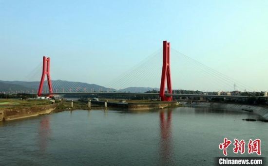 金堂大桥位于成都市金堂县毗河,中河,北河三水汇合上游600米处,线路呈