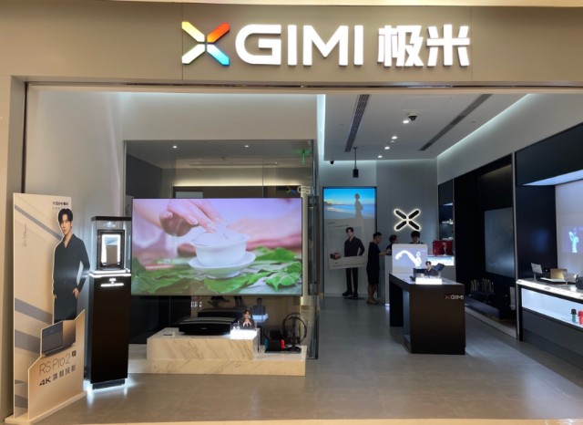 极米线下门店,财联社记者摄记者还对比了多家智能投影厂商,包括极米