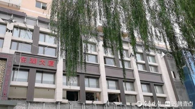 济南东湖大厦开拆现场施工人员内部已基本拆完