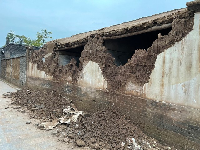 山西暴雨后的平遥电影展王俊凯粉丝霸场没看到城墙塌了呀