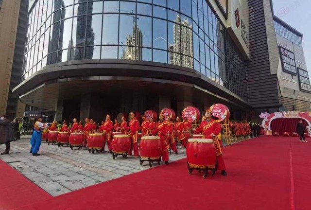 快讯太原府东街顺康多彩城今日开业现场好不热闹