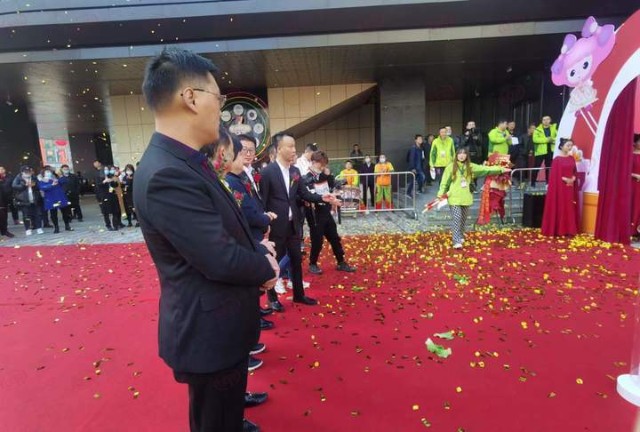 快讯太原府东街顺康多彩城今日开业现场好不热闹