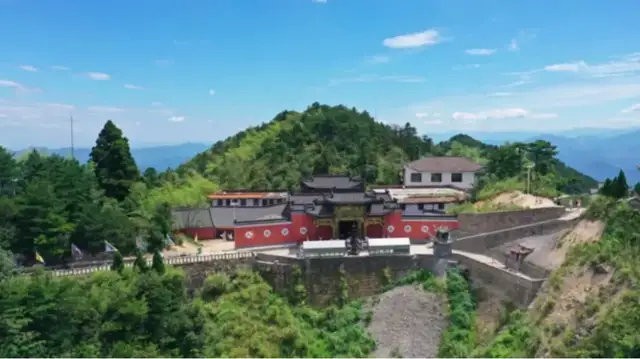 背靠位于江西上饶的道教名山葛仙山,以东汉末年葛玄在此修行的事迹为