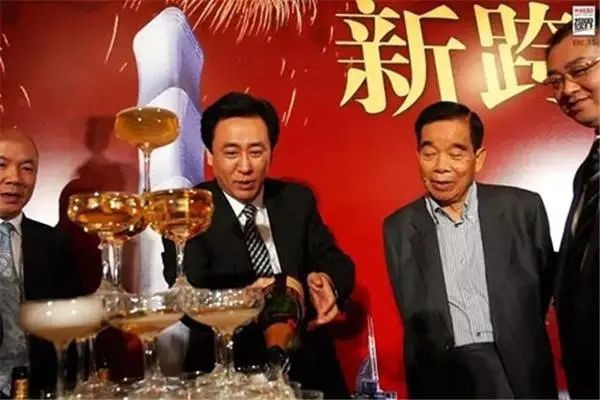 为恒大老板许家印在2015年从"老牌友"郑裕彤的新世界发展手上斥巨资