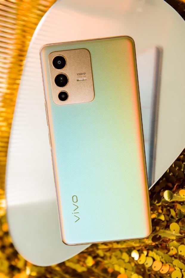 暖金配色演绎欢愉美学:vivo s12系列外观颜值突破机圈天花板