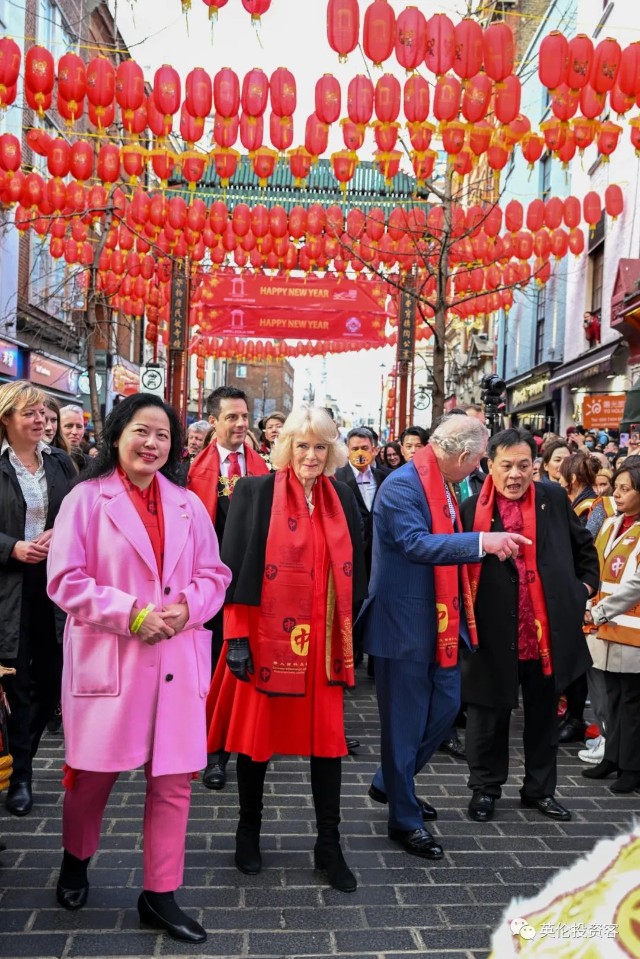 虎年春节来临之际,伦敦唐人街上也装饰了红色灯笼和爆竹,显得十分喜庆