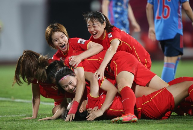 中国女足球员庆祝进球据记者了解,本届亚洲杯结束后,支持优秀女足
