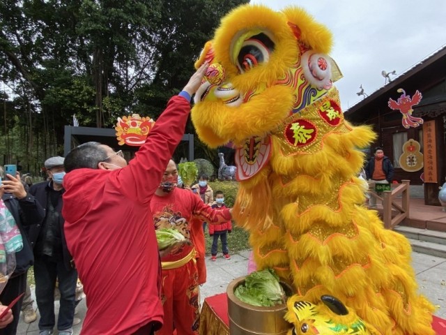 醒狮"迎财神"闹新春!广州街坊畅玩海珠湖_财富号_东方财富网