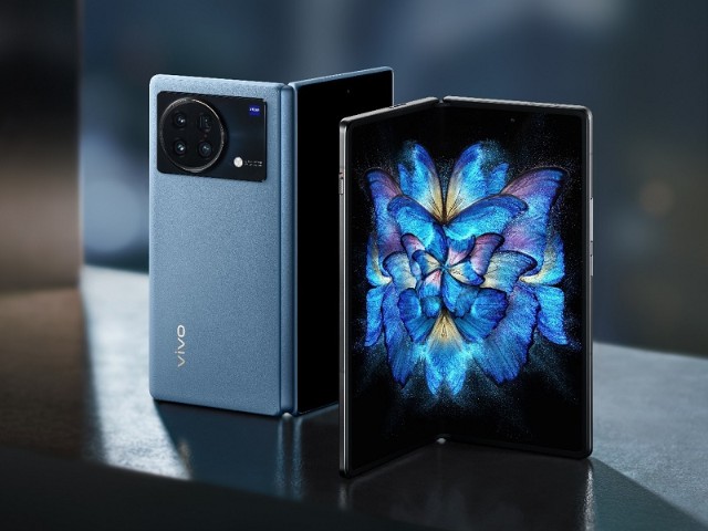 首款折叠屏手机,vivo x fold无疑最为吸睛,其配备了全球首款内外120hz