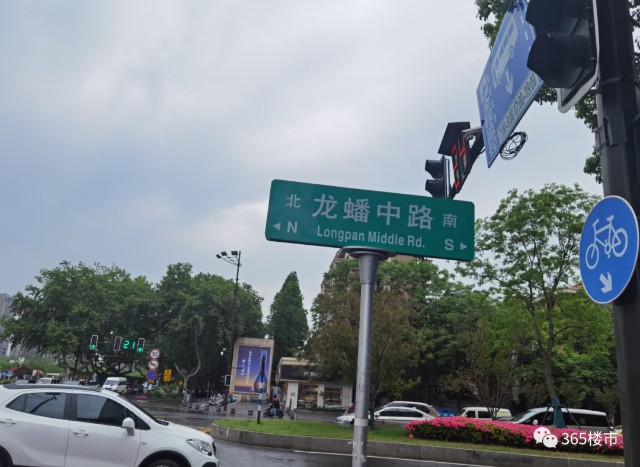 金陵凤栖园位于南京市秦淮区龙蟠中路313号,交通非常方便,小区正门口