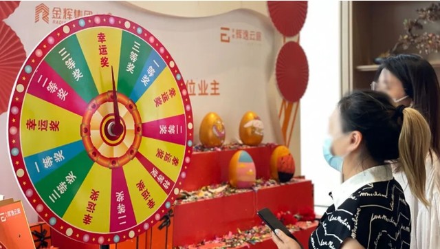 五一金辉案场内的火爆人气满满福利大放送购房钜惠,惊喜好礼,互动抽奖