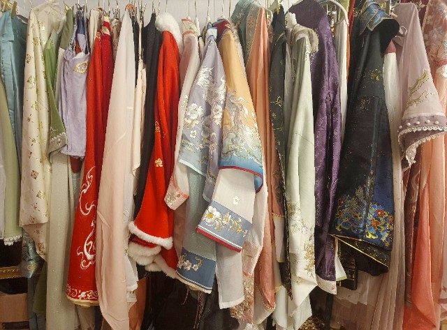 中秋汉服生意火爆商家加急发货有厂家称比去年同期增长两倍