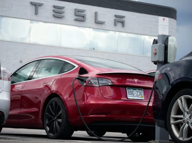 正在充电的特斯拉汽车
