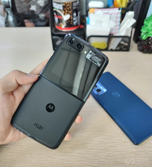 談一談入手的moto razr 2022摺疊屏手機