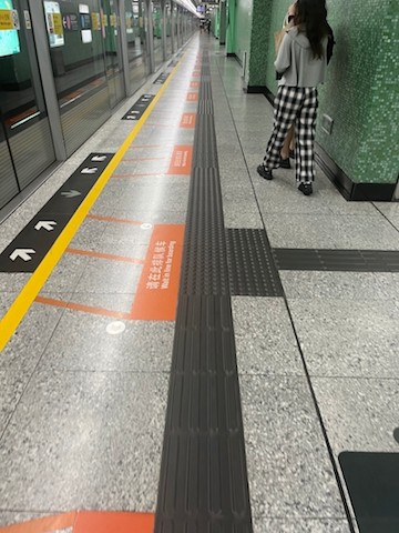 地铁站设置的盲道走在深圳街头,可以看到一条条设计合理,畅通无阻的盲