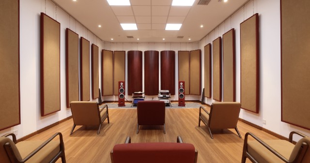 上海车载共创实验室内的听音室音频专家"金耳朵" 何斯伟akm的听音室在