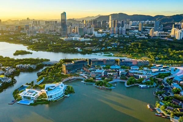 从深圳欢乐海岸上空俯瞰,华侨城旅游度假区绿意盎然