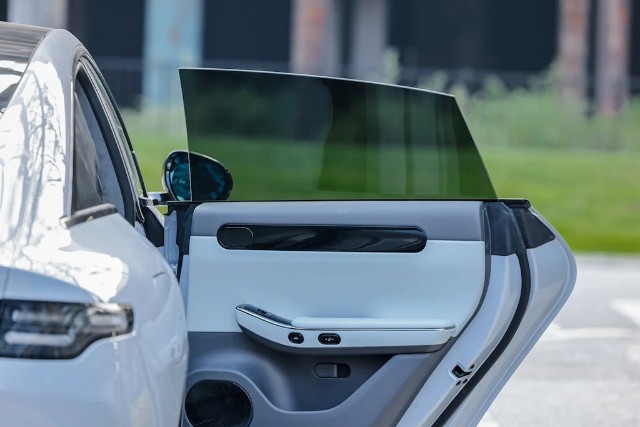 无边框车门也成为中端电车的标配,图为零跑 c01|零跑汽车