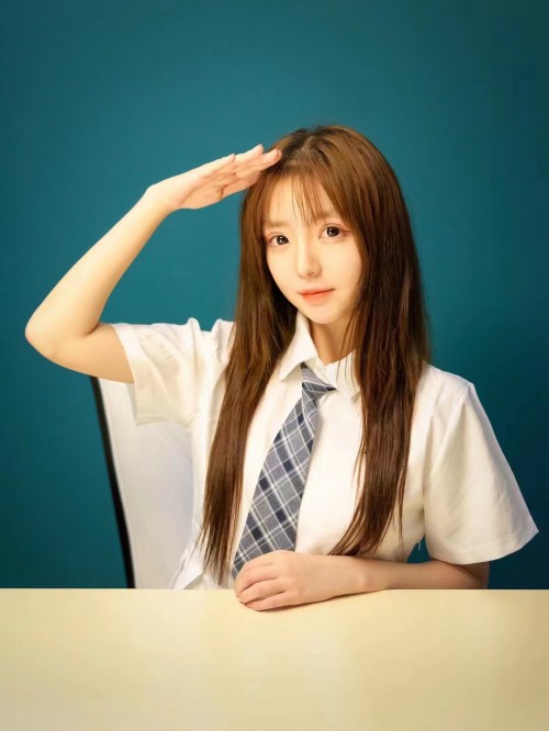 "1931前女子偶像组合尹馨彤"竟然在桌游店里当女仆?