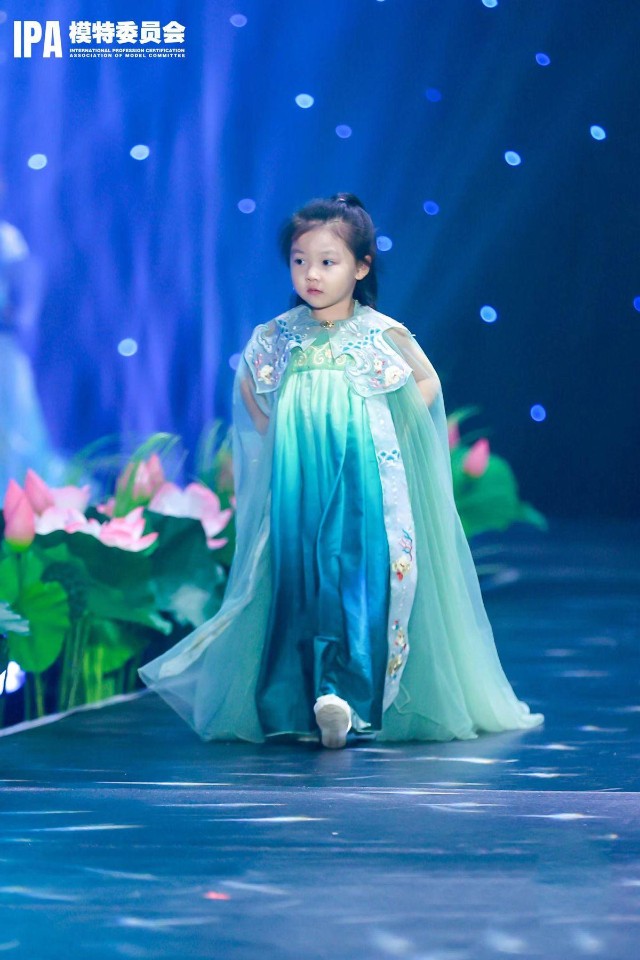 ipa委员会十月人气评选罗欣怡荣获全球人气冠军