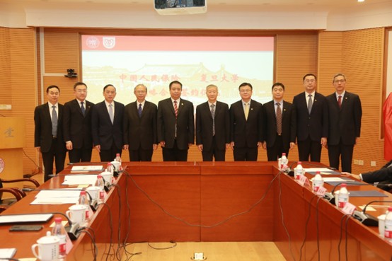 邵利铎与复旦大学上海医学院副院长朱同玉代表双方签署《复旦大学与