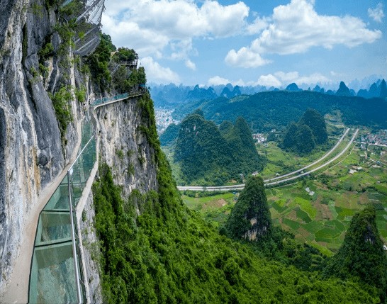 桂林阳朔如意峰景区俯瞰玉笋拔地起如意云端揽万峰