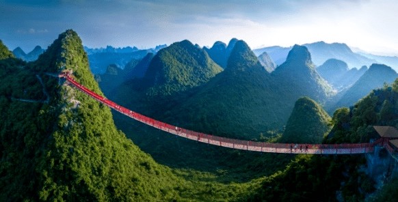 桂林阳朔如意峰景区俯瞰玉笋拔地起如意云端揽万峰