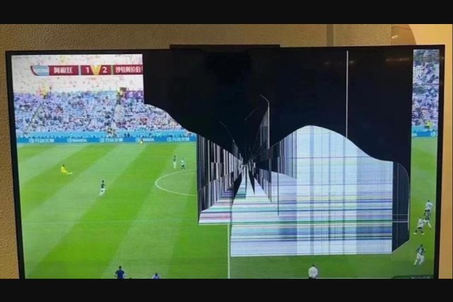 阿根廷爆冷输球球迷花式砸电视背后的冷思考