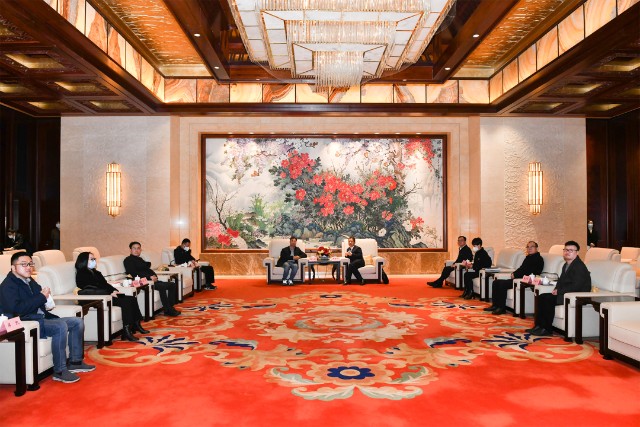 求是宣传联络部主任杨煌一行到访红豆集团