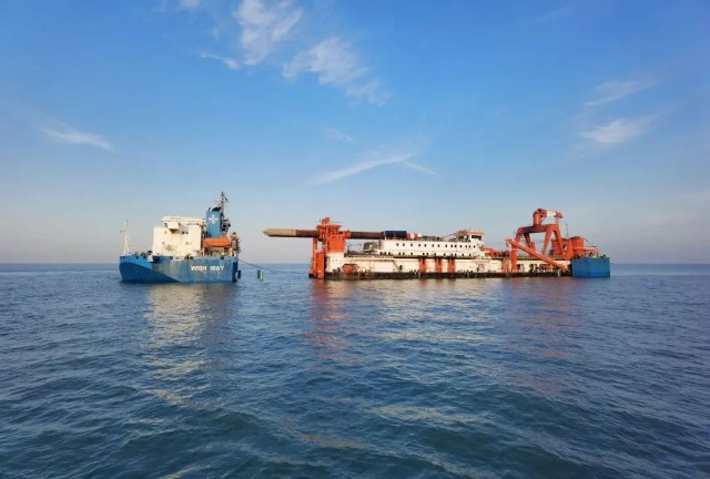 日前,在中集世联达天津船务公司的保驾护航下,我国自主建造的非自航式