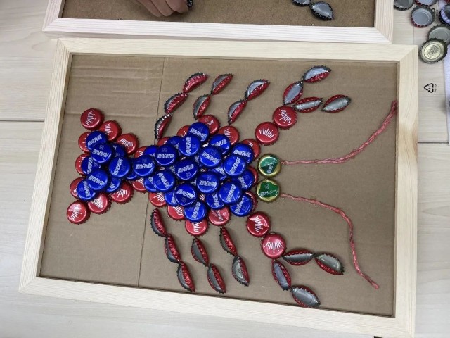 活动利用最简单的废旧材料制作手工艺品,让孩子们感知到利用的乐趣