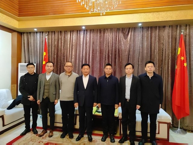 中国光彩集团高级顾问,中国社会经济文化交流协会副会长,企业家日报社