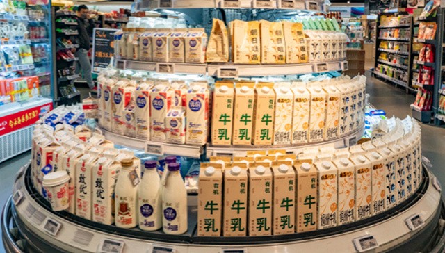 上海超市中的鲜牛奶货架.