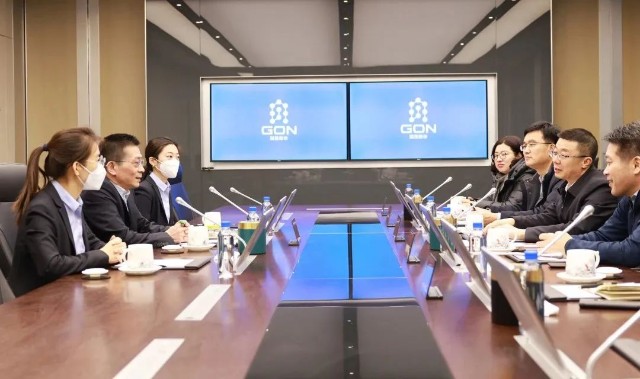 青岛市城阳区委书记吕鹏一行莅临国恩股份进行走访慰问