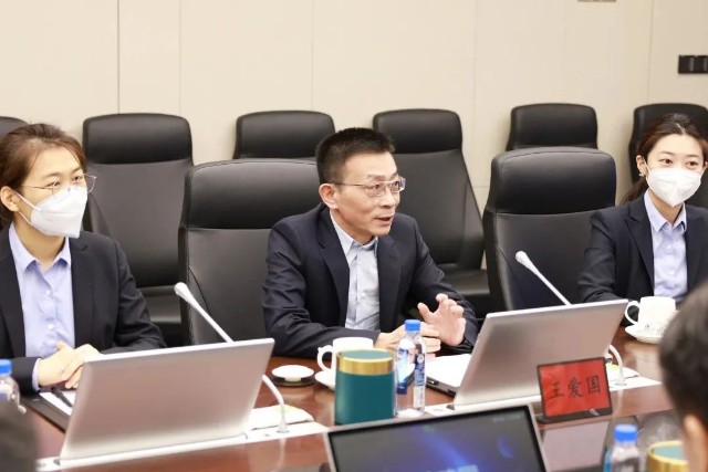 青岛市城阳区委书记吕鹏一行莅临国恩股份进行走访慰问