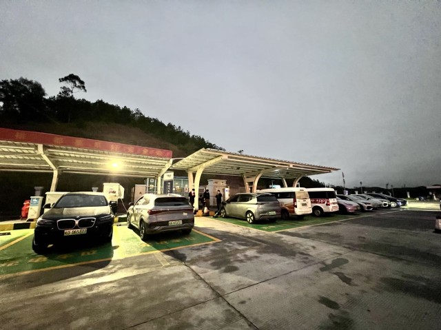 此外,在揭博高速瓦溪服务区先行先试,将光伏,储能,大功率超级充电桩