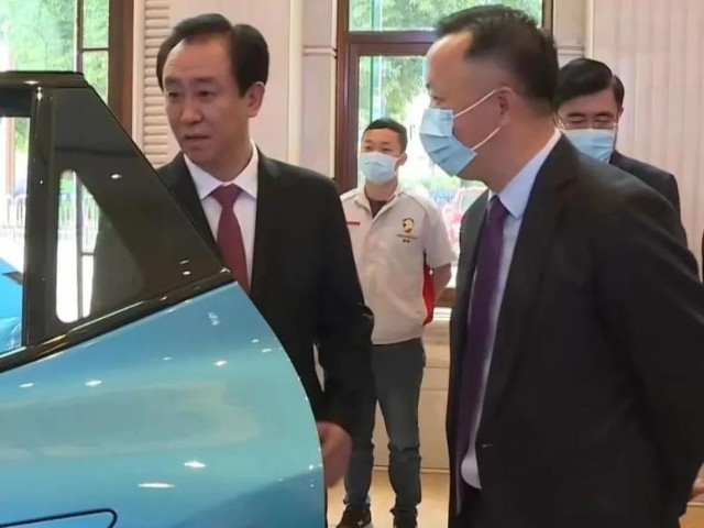 会议视频里,坐在许家印左手边的是恒大行政总裁肖恩.