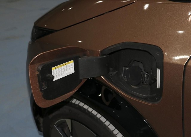 蔚来车主花式占位让人哭笑不得论新能源车充电接口位置设计的重要性