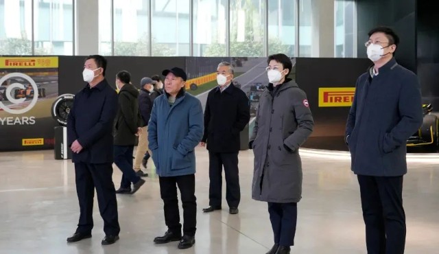 华勤集团党委书记牛宜顺,总经理牛飞,接待了调研人员.王桂英(右一)