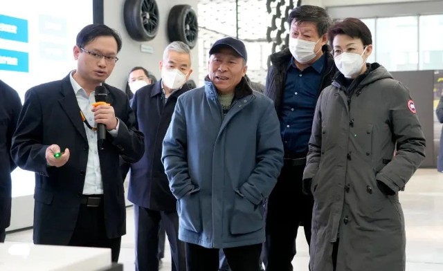 王桂英(右一)华勤集团党委书记牛宜顺,总经理牛飞,接待了调研人员.