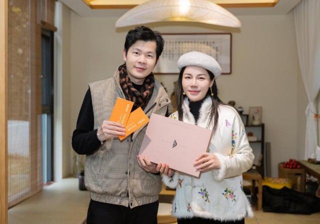 自由生活家创始人天灵老师为员工发放春节孝心福利处处大爱彰显企业正